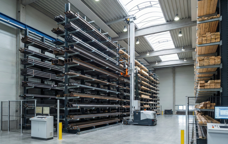 Blick in ein Hochregallager mit hohen Palettenregalen