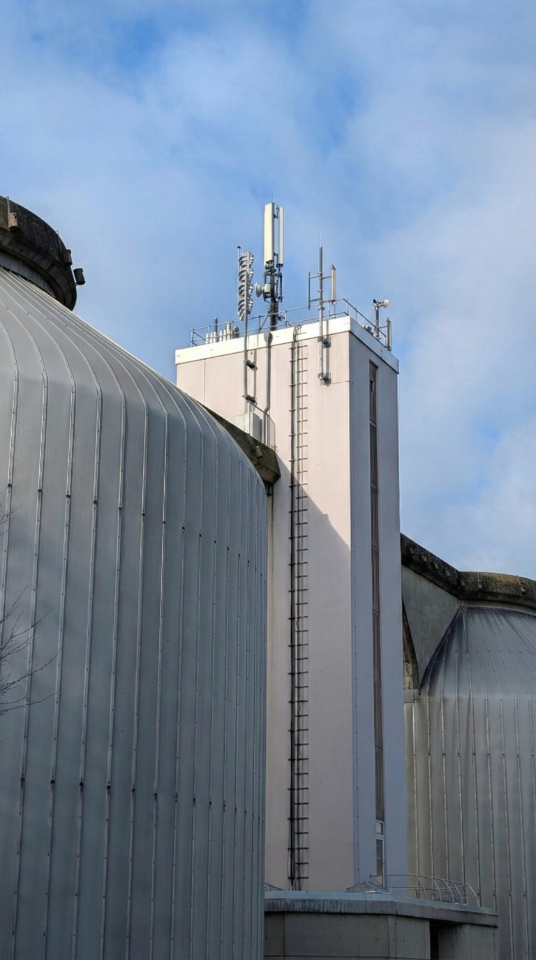 Statik für Mobilfunkanlagen auf einem Industriegebäude. Tragwerksplanung von Antennenträgern und Dachstandorten nach Eurocode 3